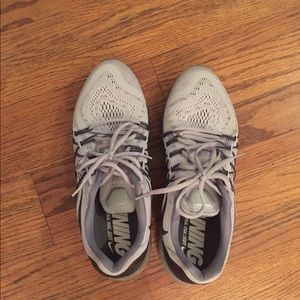 nike grey air max running shoes